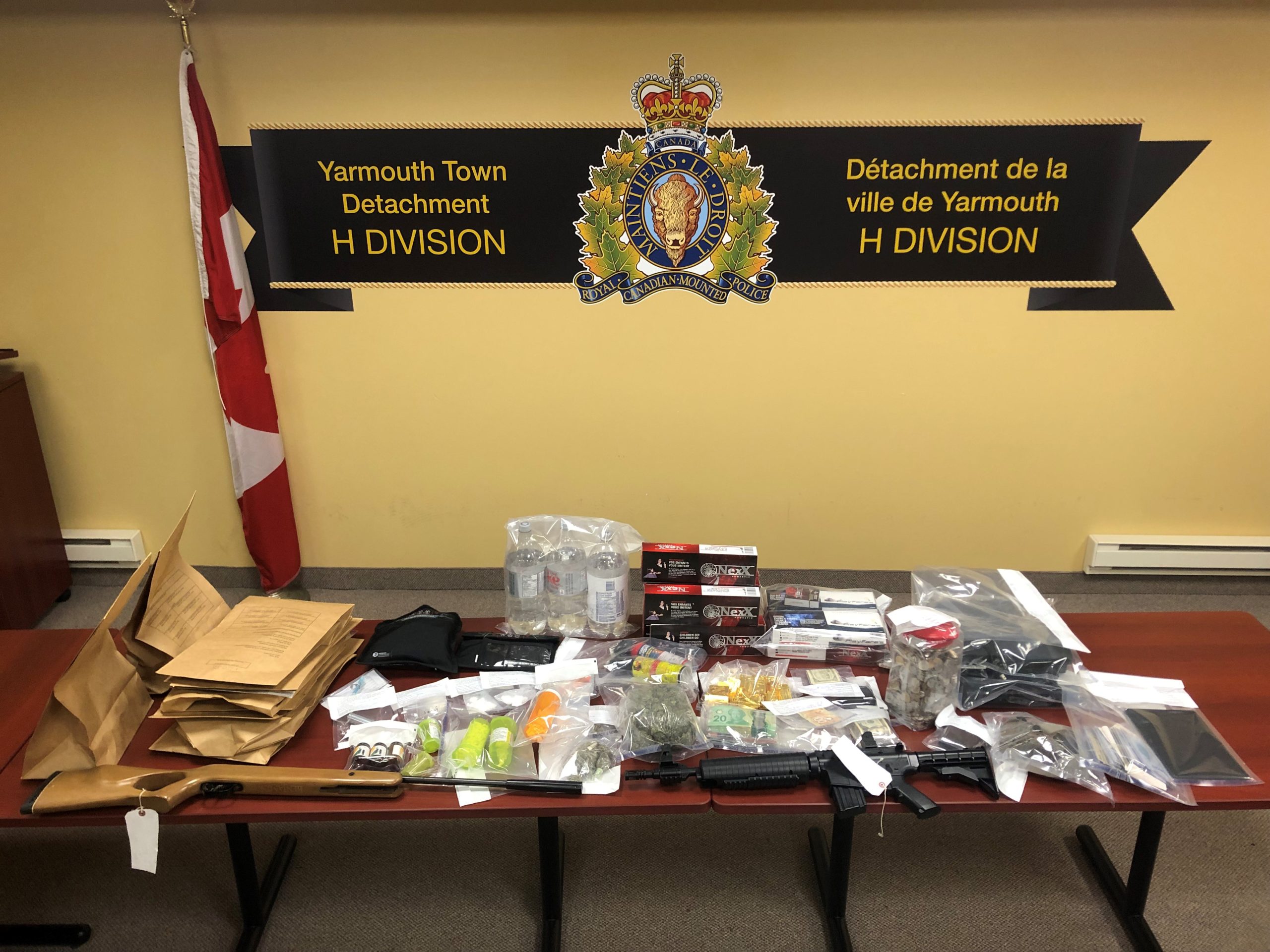 Cape Breton man facing weapons, police paraphernalia charges
