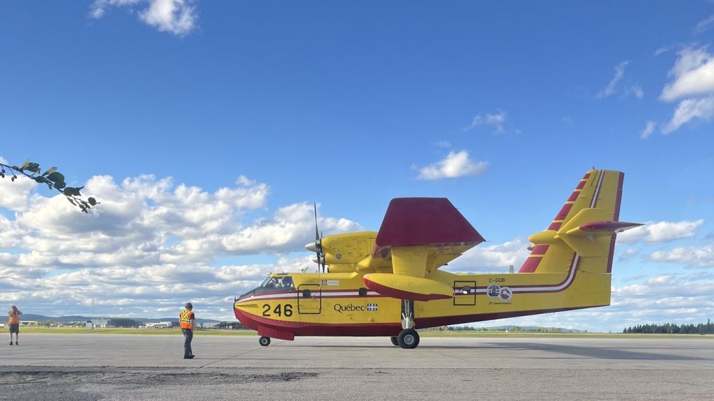 A Quebec water bomber