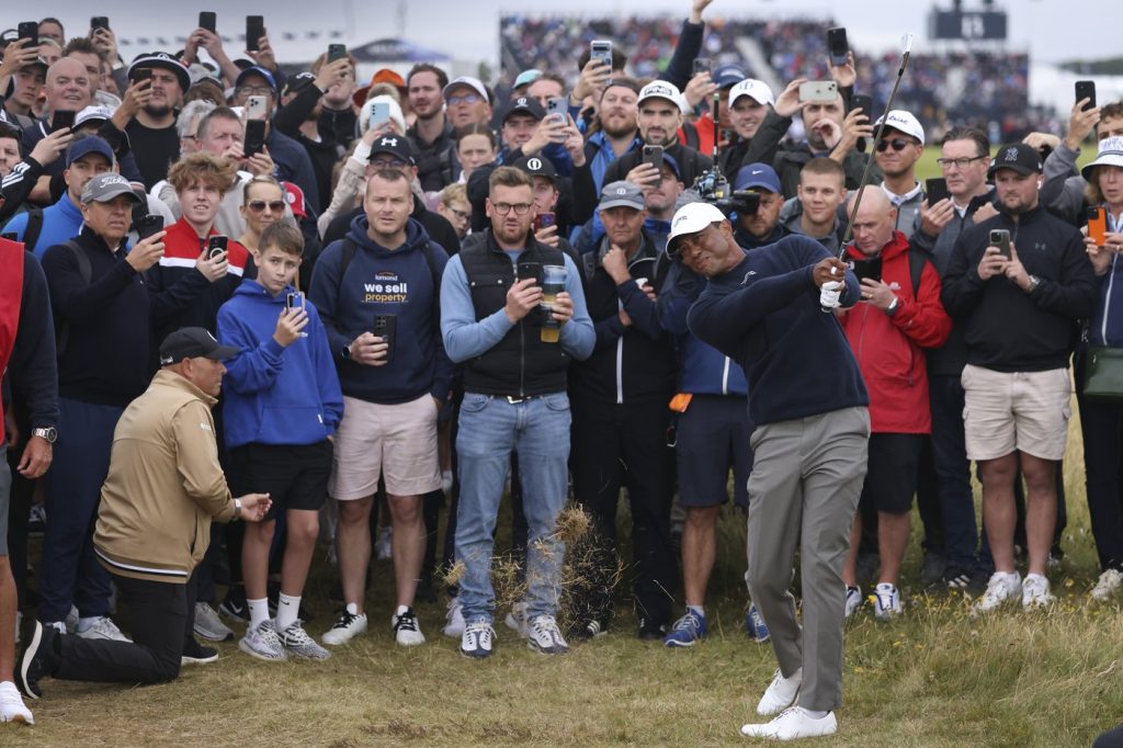 Tiger Woods ends his season by missing the cut in the British Open