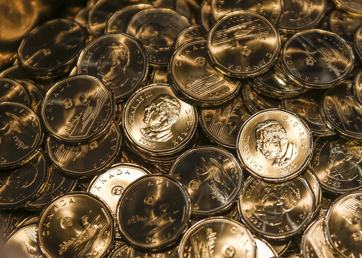 Loonie caught between slow domestic economy and stronger U.S. dollar