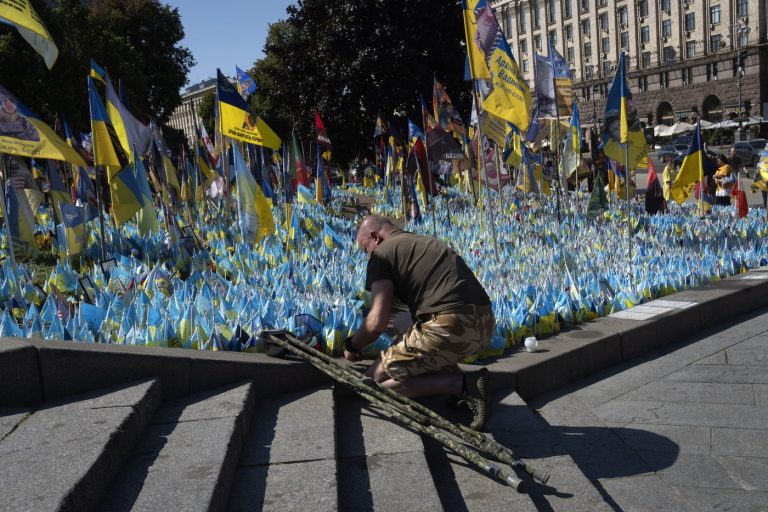 Moscow and Kyiv exchange attacks as Ukraine marks independence anniversary