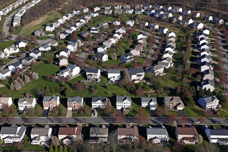 US home sales fell in August despite easing mortgage rates, more homes