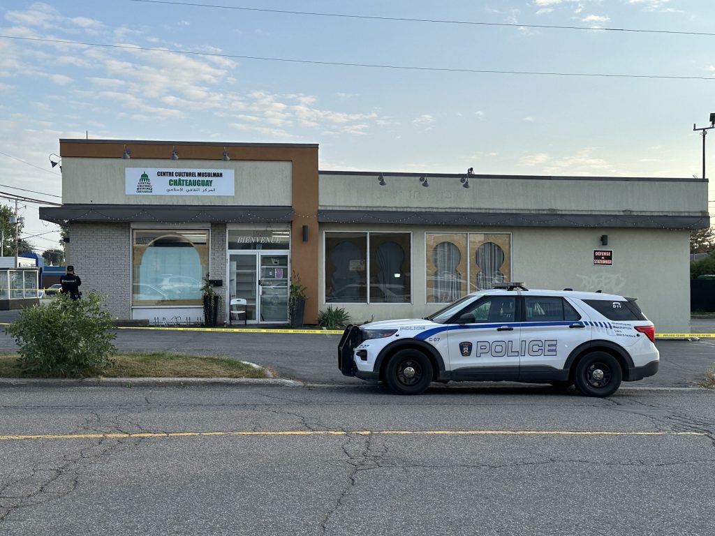 Man armed with knife arrested after allegedly attacking 3 people at Montreal suburb mosque