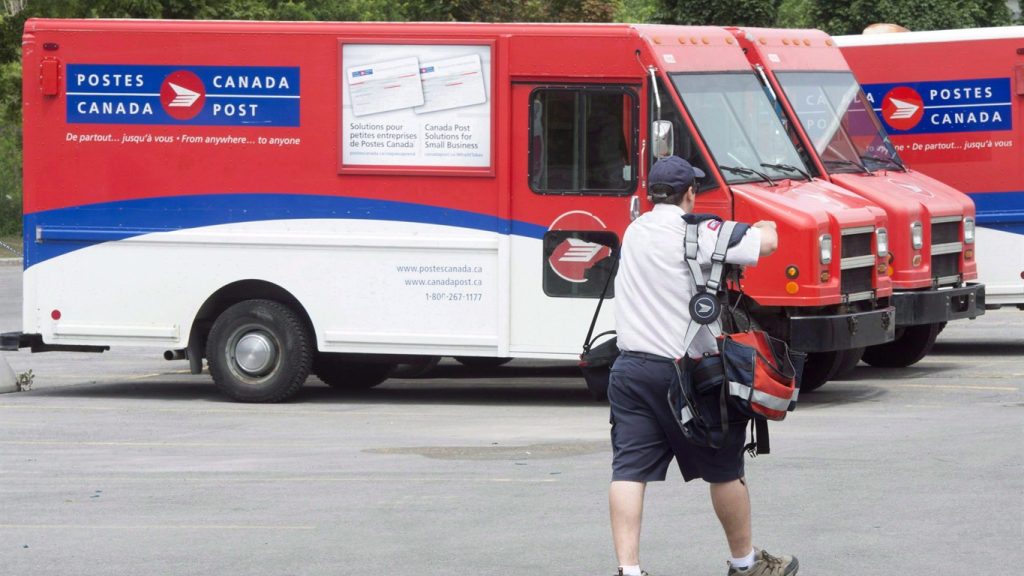 Contract talks continue as strikes looms for Canada Post workers