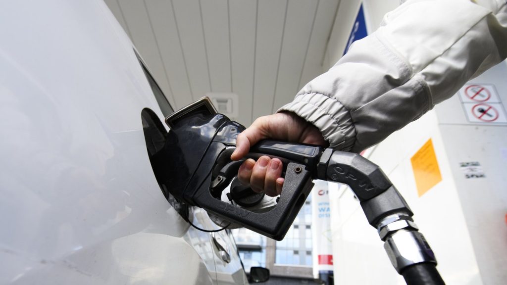 Gasoline prices fall ahead of the last weekend of November