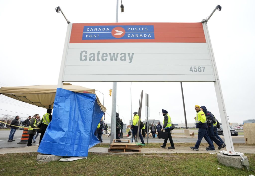 Canada Post down eight million parcels amid strike as talk carry on over weekend