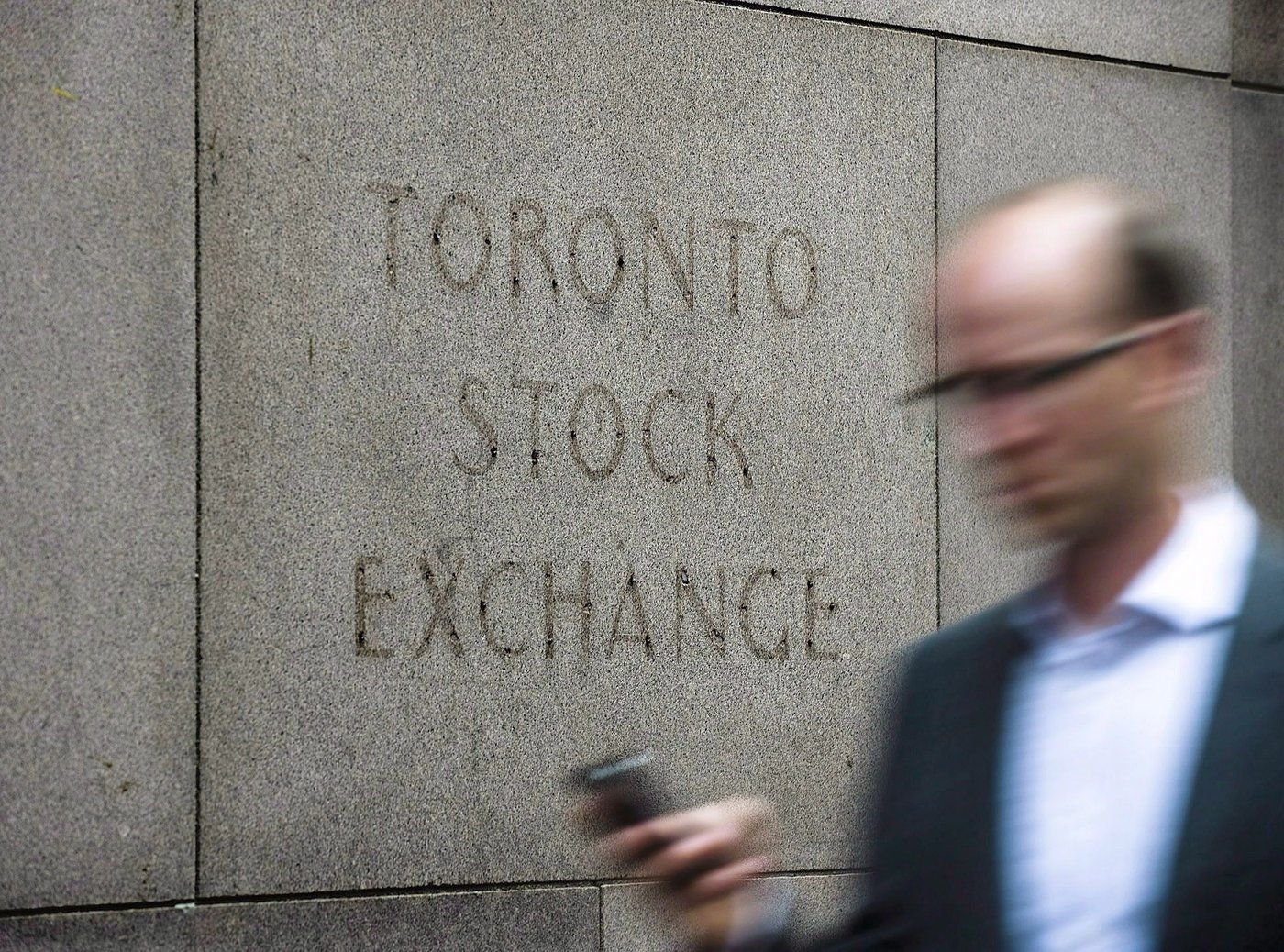 Canadian and U.S. stock markets move in opposite directions as oil prices rise
