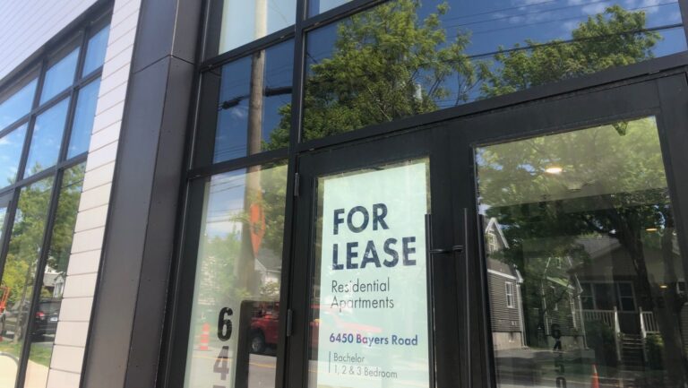 A sign advertising rental vacancies at an apartment building on Bayers Road (Steve Gow, CityNews Halifax)